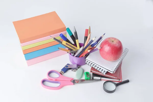 Pilha de livros e materiais escolares coloridos em fundo branco.foto com espaço de cópia — Fotografia de Stock