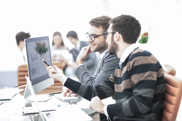 Affärsgrupp som diskuterar marknadsföringsprogram på arbetsplatsen mot bakgrund av företagets anställda — Stockfoto