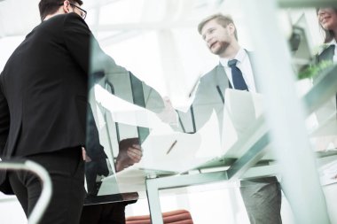  güvenilir bir ortaklık kavramı: iş ortakları ve arka plan çalışma alanı üzerinde bir el sıkışma