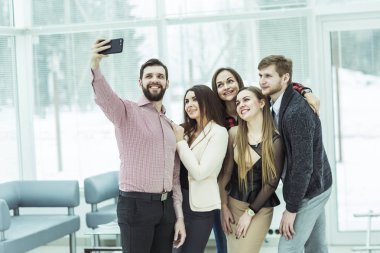 profesyonel iş takım modern ofis penceresinde yakınındaki selfie dururken yapma