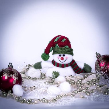 sevimli oyuncak kardan adam ve beyaz b çeşitli Noel süsleri