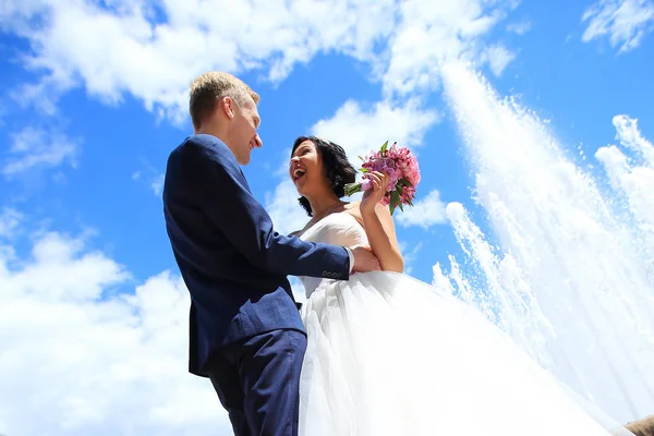 Menyasszony és a vőlegény, a háttérben a nyári ég — Stock Fotó
