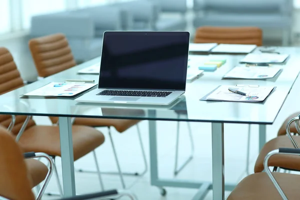 Öppna laptop på skrivbordet av en affärsman — Stockfoto