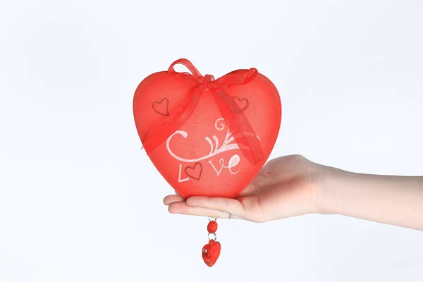 Κοντινό πλάνο. ένα κόκκινο καρδιά σε μια γυναικεία hand.isolated σε λευκό έκφραση — Φωτογραφία Αρχείου