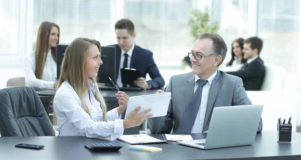 Dipendenti che utilizzano tablet digitale per lavorare con i dati finanziari — Foto Stock