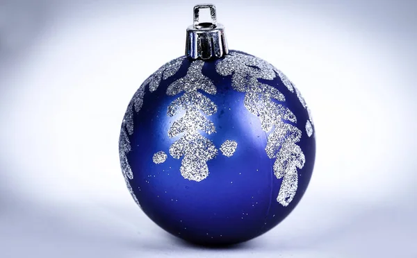 Hermosa bola azul de Navidad. Aislado en blanco — Foto de Stock