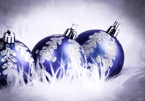 Bolas de Navidad azul sobre fondo blanco festivo — Foto de Stock