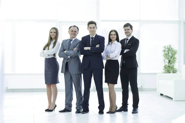 Full growth.smiling business-team i bakgrunden av office — Stockfoto