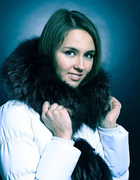 穿着冬季夹克的年轻漂亮女子的肖像 — 图库照片