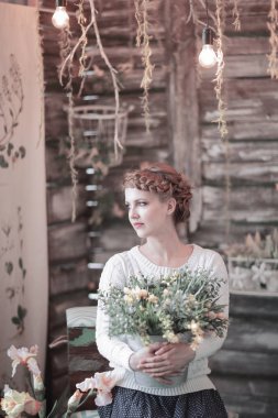 Bir buket çiçekli güzel genç bir kadın.