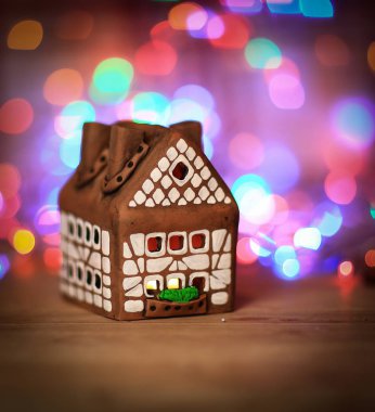 Şenlik arka planı için iki zencefilli kek evi.