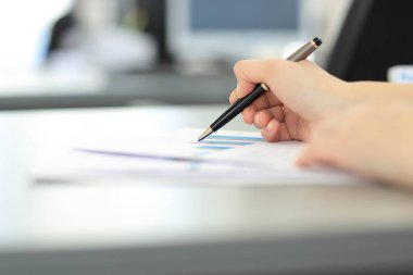 yakın çekim. bir iş kadını onun masasında bulanık görüntü