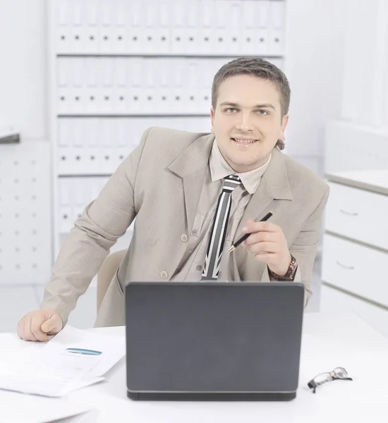 Pracownik firmy działa na laptopie w biurze. — Zdjęcie stockowe
