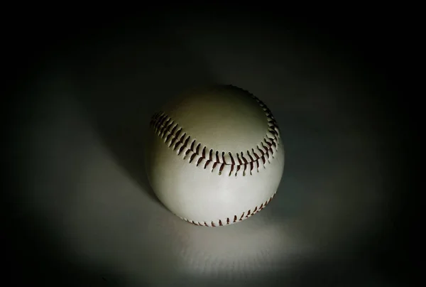 Beyzbol topu .isolated beyaz bir arka plan üzerinde . — Stok fotoğraf