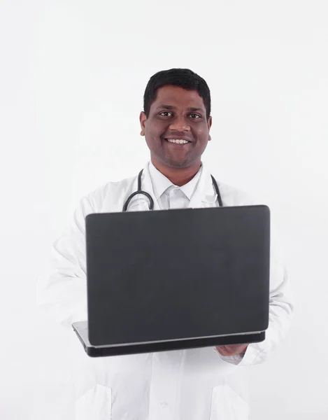 Терапевт работает над laptop.isolated на белом — стоковое фото