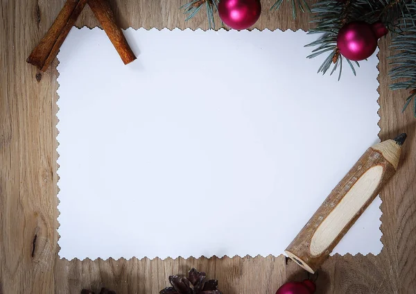 Tarjeta de Navidad en blanco para Navidad sobre un fondo de madera. —  Fotos de Stock