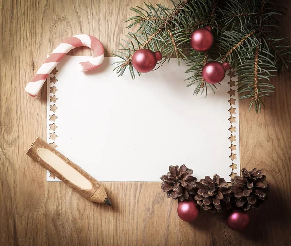 Tarjeta de Navidad en blanco y adornos sobre fondo de madera . —  Fotos de Stock