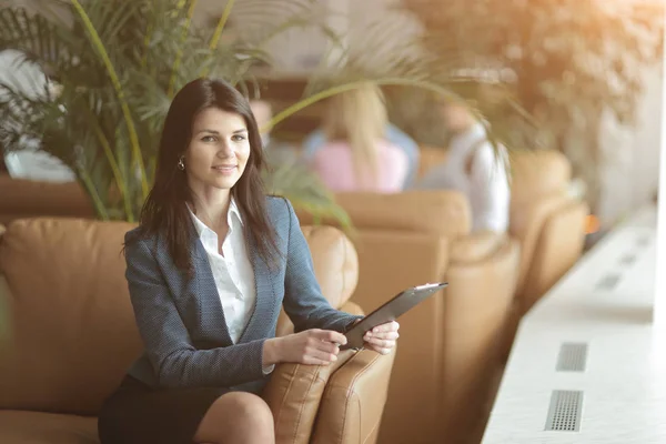 Portret van een uitvoerend zakenvrouw met een Klembord op de achtergrond van het business center — Stockfoto