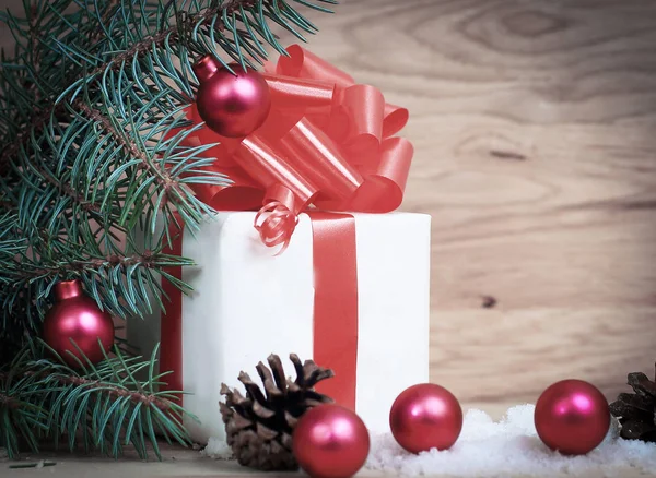 Caixa branca com presente de Natal na mesa de madeira — Fotografia de Stock