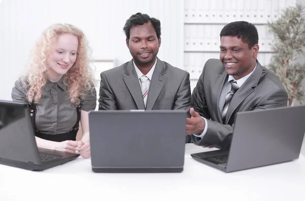 Employees sitting on the workplace in the office — Stock Photo, Image