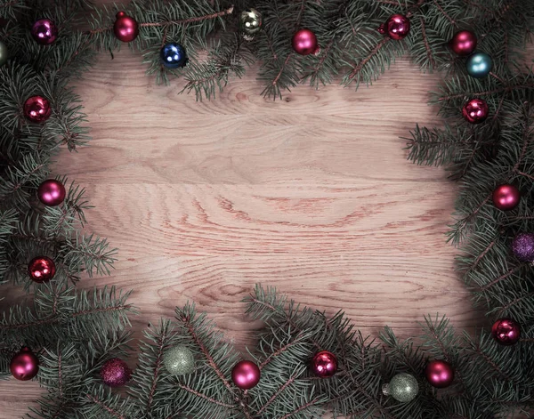 Παραδοσιακό Χριστουγεννιάτικο στεφάνι με κόκκινες μπάλες σε ξύλινο φόντο — Φωτογραφία Αρχείου
