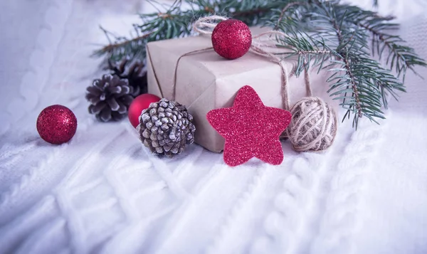 Ajándék doboz és karácsonyfa ág és dekorációk fehér — Stock Fotó
