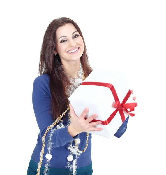 Mujer hermosa muy feliz con regalo de Navidad .isolated en un blanco —  Fotos de Stock