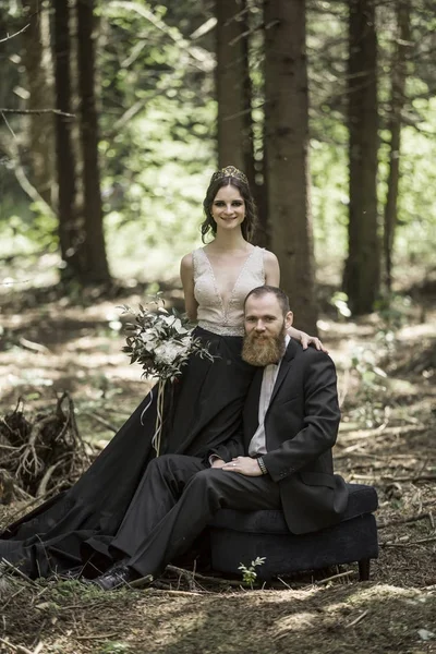 Πορτρέτο της νύφης και του γαμπρού για το φόντο του πάρκου — Φωτογραφία Αρχείου