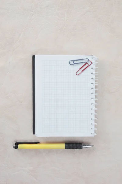 Open notebook, paper clip and pen on paper background.photo with copy space — Stock Photo, Image