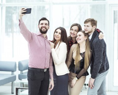 office penceresinde yakın duran bir selfie alarak dostu iş takım