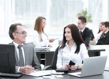 Onun işyerinde yatırım, bütçe ve gelir grafikleri analiz işadamı