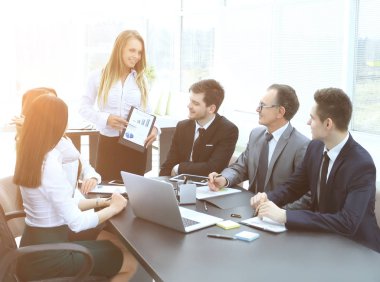 İş takım yeni iş planı ile tartışırken Yöneticisi