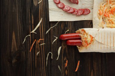 Shawarma ve koyu renk ahşap malzemelerle .photo c ile arka plan