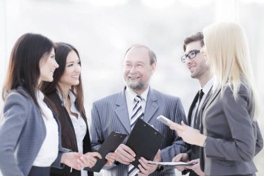 Kapatın. Bir iş ekibi ofiste konuşuyor.