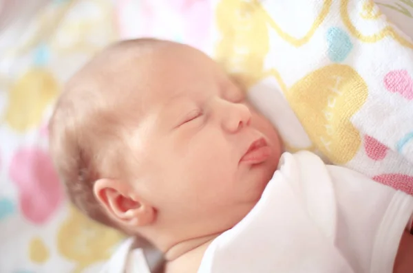 Pasgeboren baby slapen in de wieg op een deken — Stockfoto