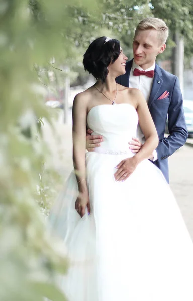 Casal passeando pela cidade Boulevard no dia do casamento — Fotografia de Stock