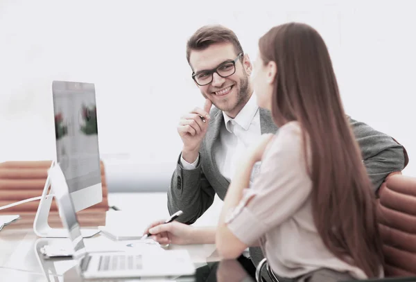 Zwei Manager in einem Geschäftstreffen bei der Analyse von Daten — Stockfoto