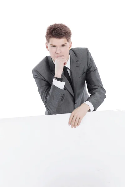 Joven empresario exitoso con banner en blanco.aislado en un blanco — Foto de Stock