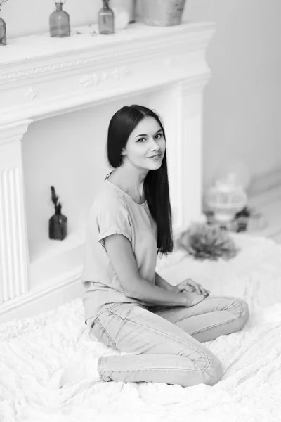 Zárja be a up.young lány ül a nappaliban padló — Stock Fotó