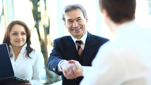 Nahaufnahme. Handschlag Manager und Kunde sitzen am Schreibtisch — Stockfoto