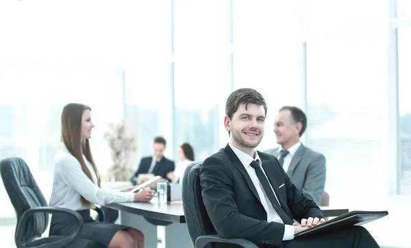 Zakenman op kantoor met zijn zakelijke team werken achter — Stockfoto