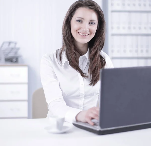 Amigável feminino empregado sentado em sua mesa . — Fotografia de Stock