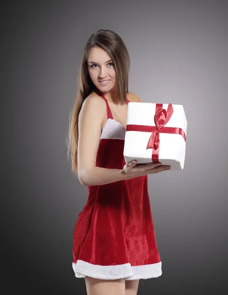 Mujer joven con estilo en el traje de Santa Claus con gif de Navidad —  Fotos de Stock