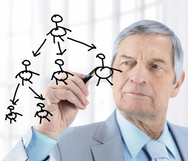 Affärsman i ålder, ritar ett diagram. isolerad på en vit bakgrund — Stockfoto