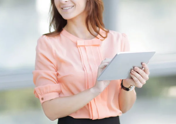 自信を持ってビジネスの女性とぼやけオフィス背景にデジタル タブレット. — ストック写真