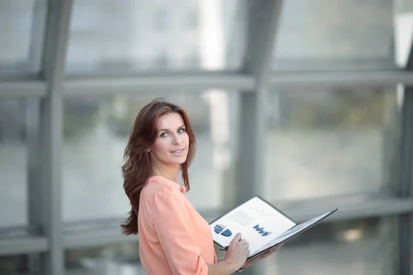 Detrás view.a joven mujer de negocios tiene una carpeta con documentos financieros — Foto de Stock