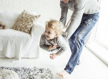 Sevgi dolu baba kızıyla oynuyor.