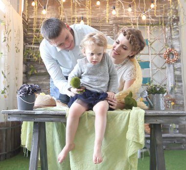 Annem ve babam onların kızı ile oynamak