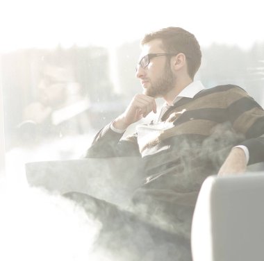 up.businessman bir sigara ile bir kahve molası sırasında kapatın.