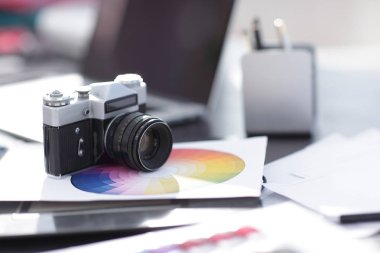 yakın çekim. Eski retro film kamera 35mm tarafından modern tablo 